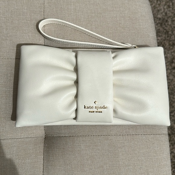 kate spade Handbags - Kate Spade New York

MILLIE BOW MEDIUM WRISTLET